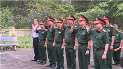 Tư lệnh Quân khu dâng hương tại ATK Định Hóa